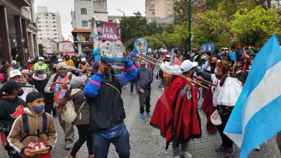 VIDEOS. Alegría y emoción en el ingreso de los peregrinos a la plaza 9 de Julio