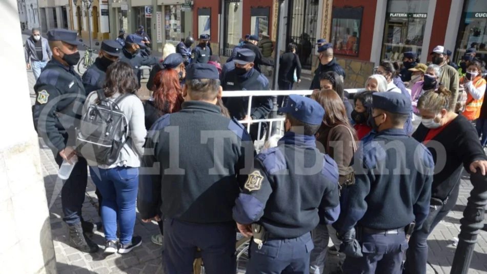 Hubo incidentes con fieles que querían ingresar a plaza 9 de Julio