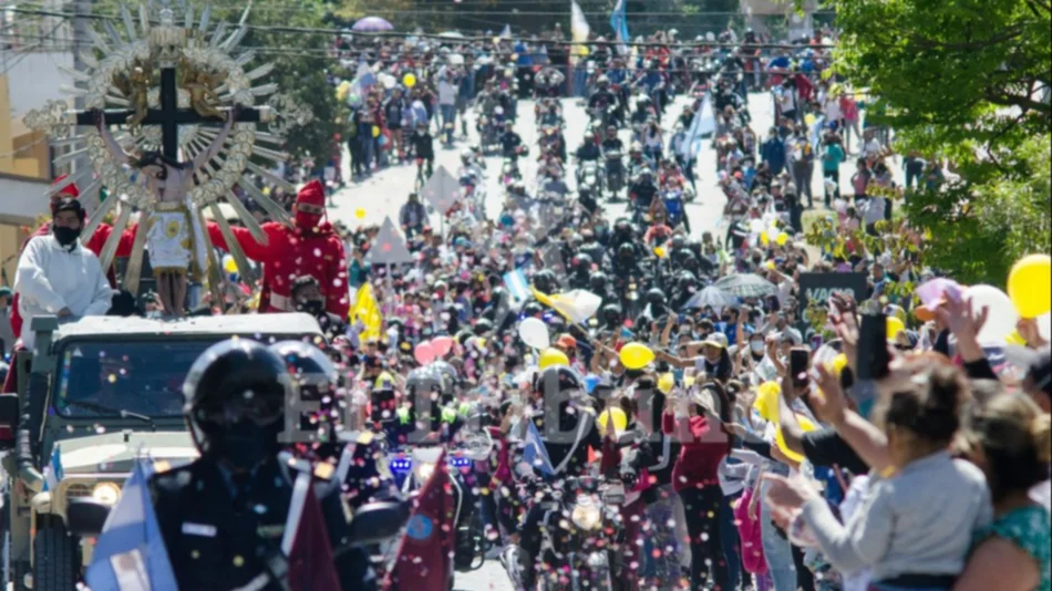 VIDEO. El Señor y la Virgen del Milagro salieron a recorrer los barrios de una ciudad con fe y esperanza