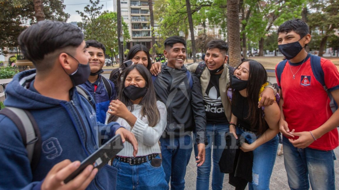 Sin festejos masivos, los estudiantes  celebran el poder volver a juntarse