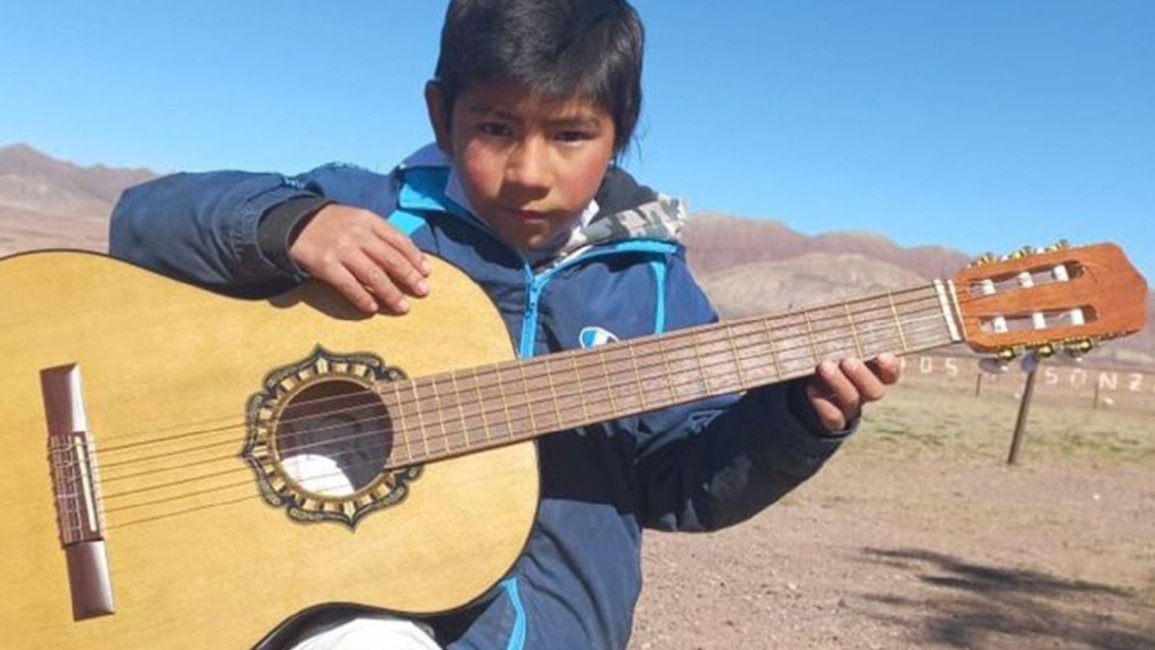 VIDEO Gastón cumplió su sueño: Álvaro le regaló una guitarra