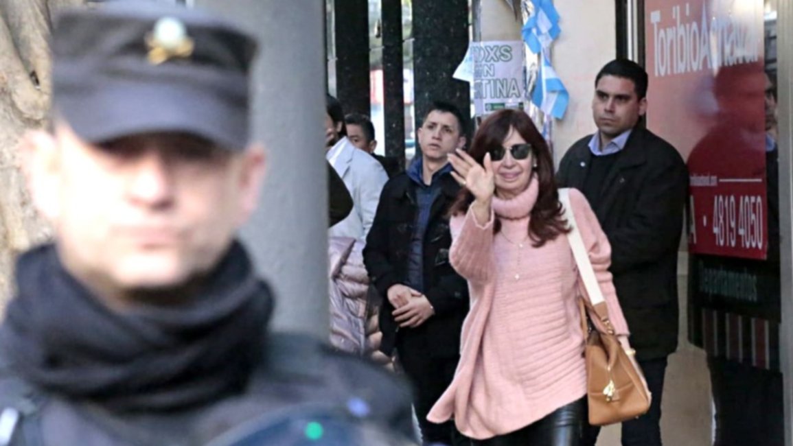 VIDEO. Luego del atentado, Cristina Kirchner salió de su departamento y saludó a militantes