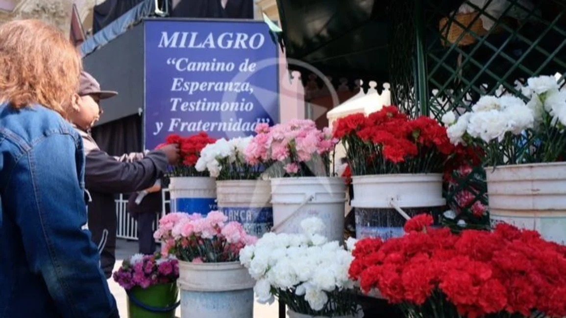 Tres claveles por $500 en el quinto día de la novena del Milagro 
