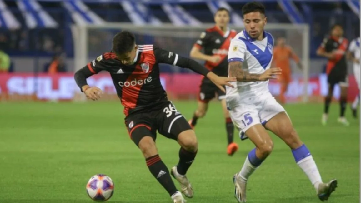 Bajo una lluvia torrencial, Vélez sorprendió a River en Liniers y le ganó 2 a 0
