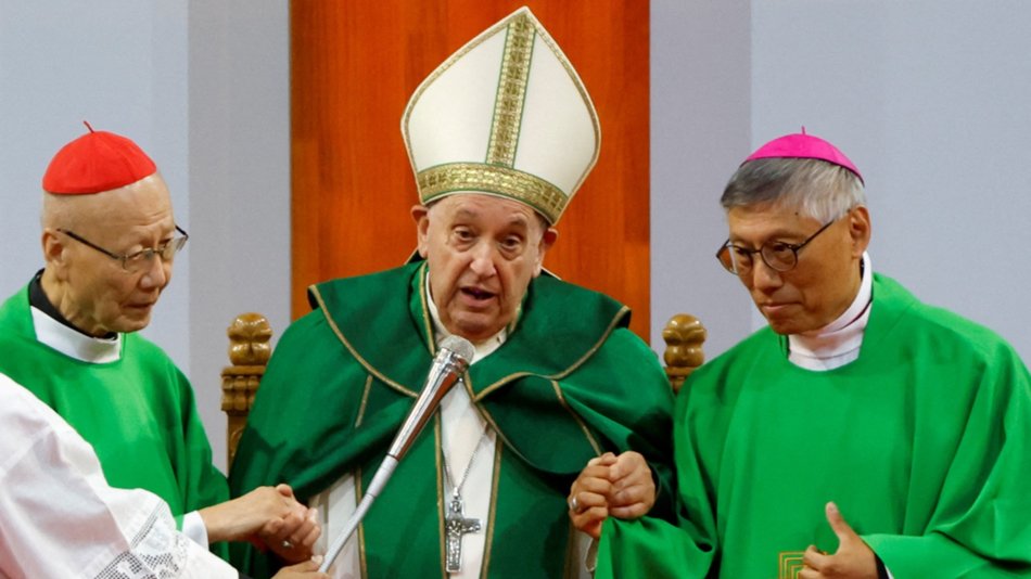 El papa Francisco y los católicos de Mongolia comparten el mismo techo en una misa