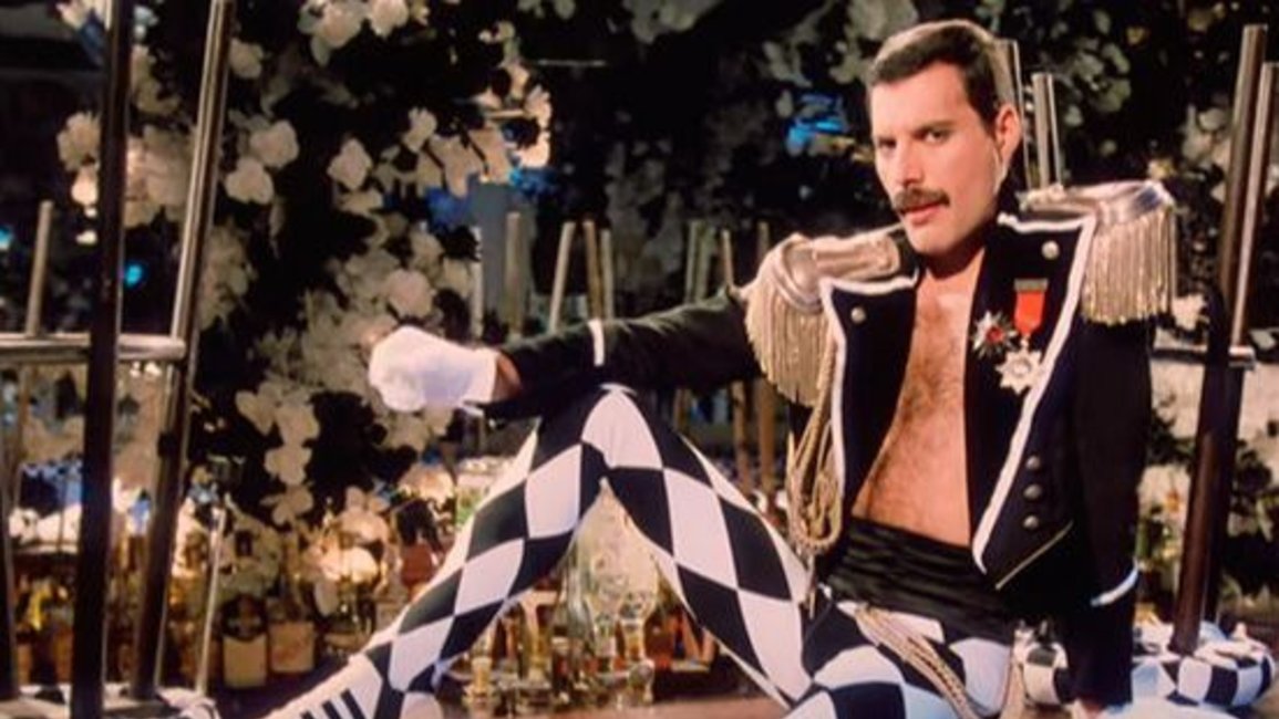 Subastan 1.500 objetos de Freddie Mercury, desde su piano hasta un peine de bigotes