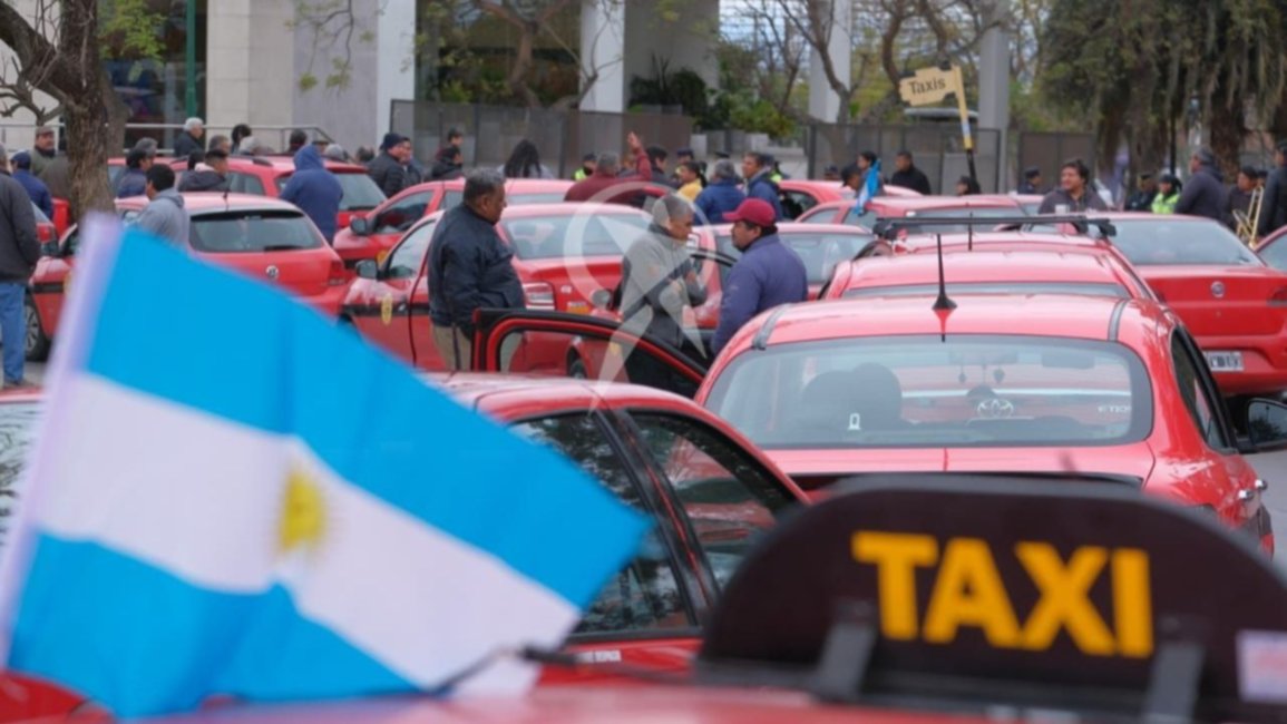Taxistas y remiseros reclamaron en contra del desembarco de UBER en Salta