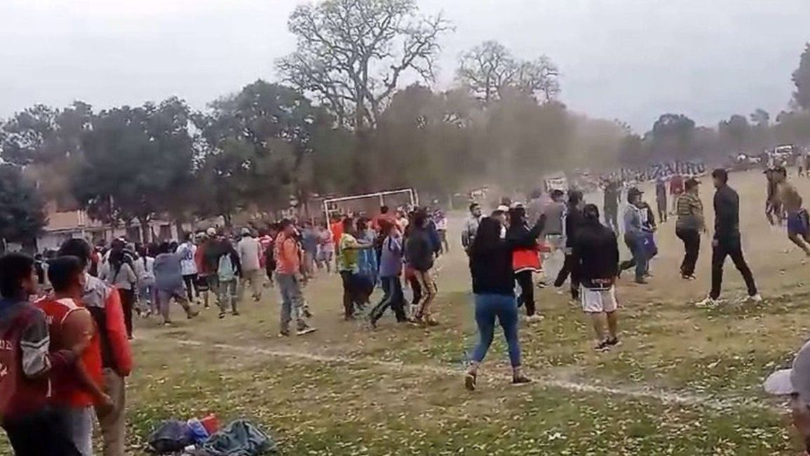 VIDEO. Batalla campal en La Silleta: invadieron la cancha y se enfrentaron dos hinchadas