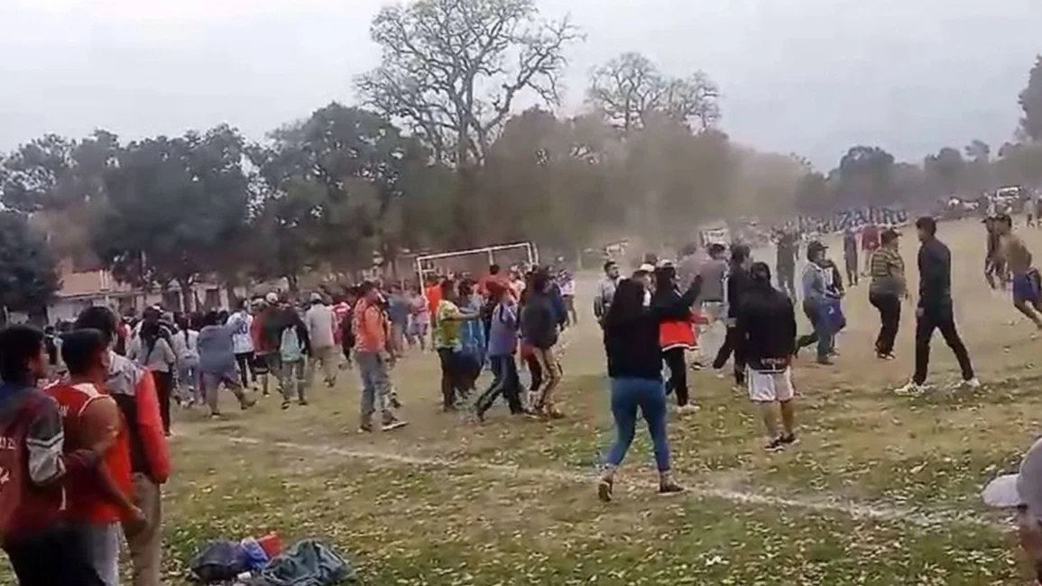 VIDEO. Batalla campal en La Silleta: invadieron la cancha y se enfrentaron dos hinchadas
