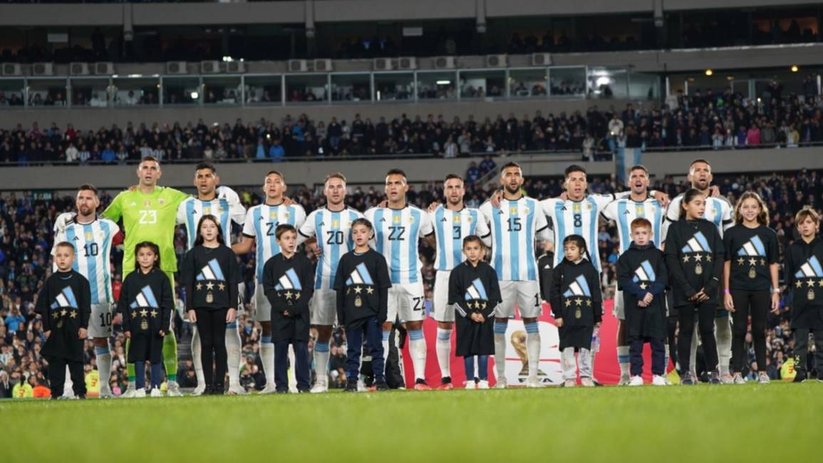 VIDEOS. El recibimiento para la Selección y el emotivo himno cantado por Abel Pintos