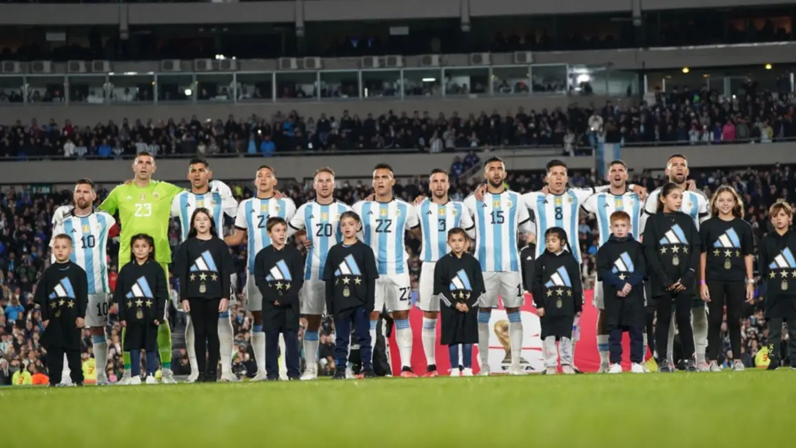 VIDEOS. El recibimiento para la Selección y el emotivo himno cantado por Abel Pintos
