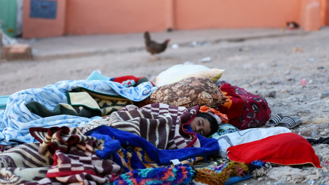 Los sobrevivientes buscan agua y comida en un Marruecos golpeado