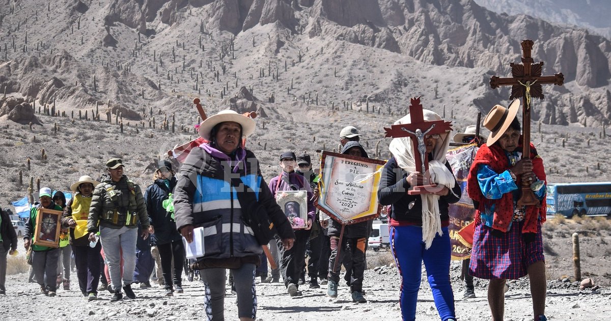 A pasos de fe entre oraciones y cánticos: la emoción de los peregrinos ...