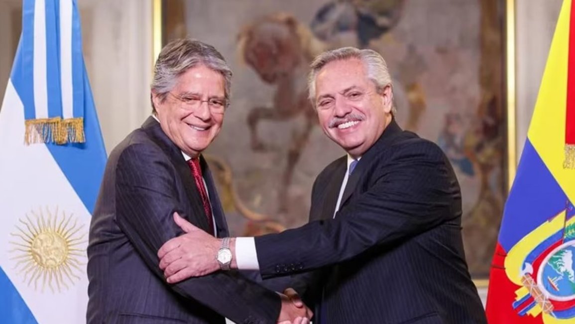 El presidente de Ecuador le dijo a Fernández que debe dolarizar la Argentina