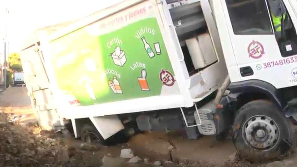Un camión recolector de residuos se hundió en una calle del Barrio El Carmen