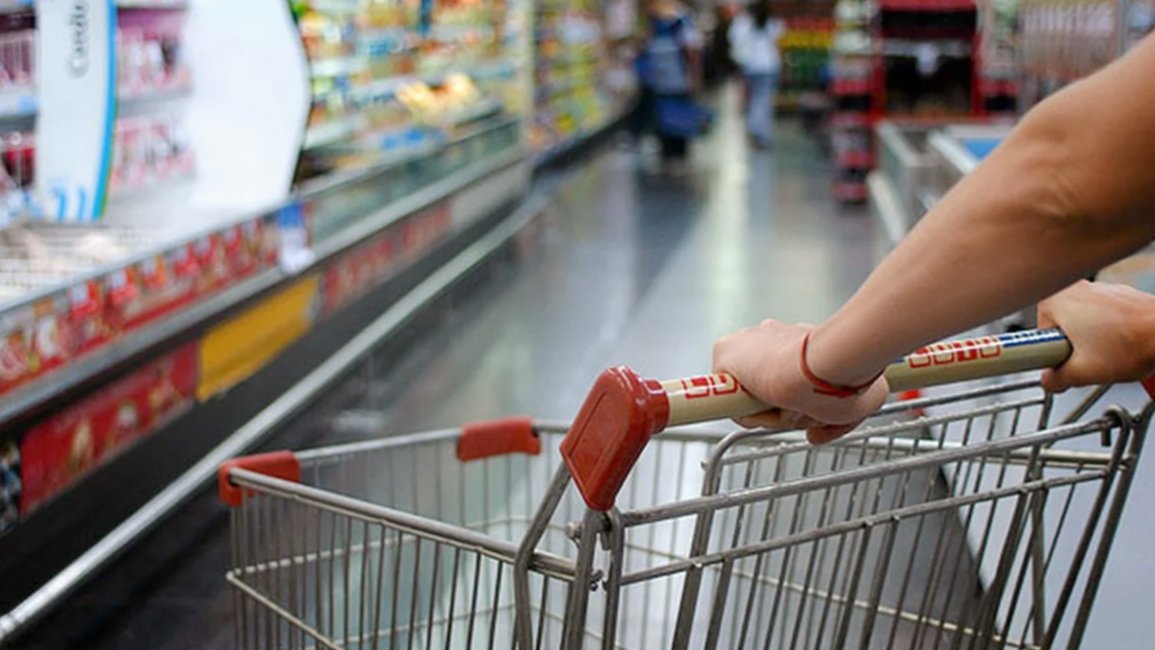El consumo de bienes en los hogares se retrajo en agosto 