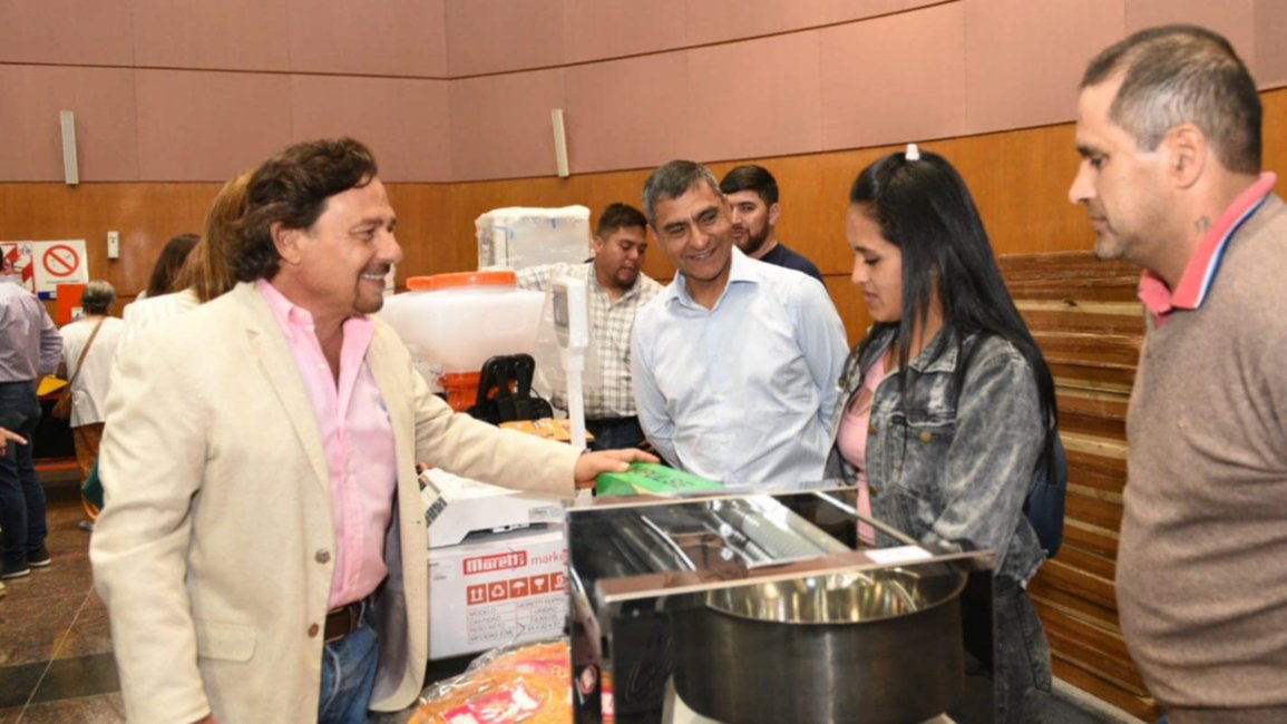  Sáenz entregó máquinas para 41 emprendimientos