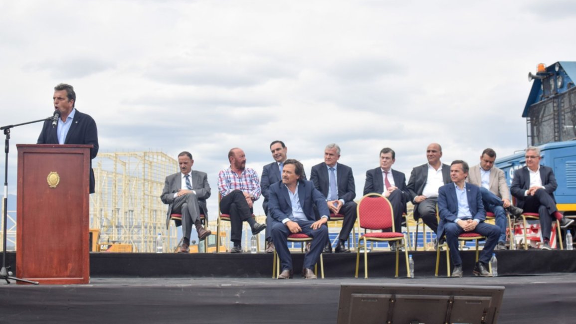 Massa promete a gobernadores coparticipar el Impuesto al Cheque y el Impuesto PAIS