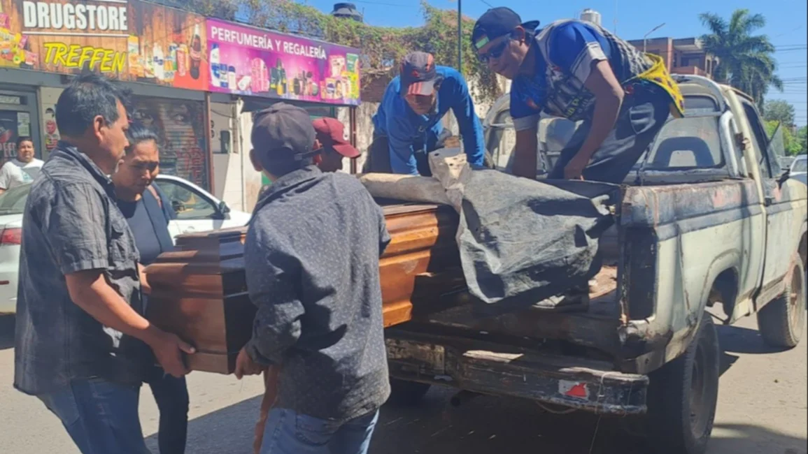Dejan en la puerta del hospital el cuerpo de una joven sin vida