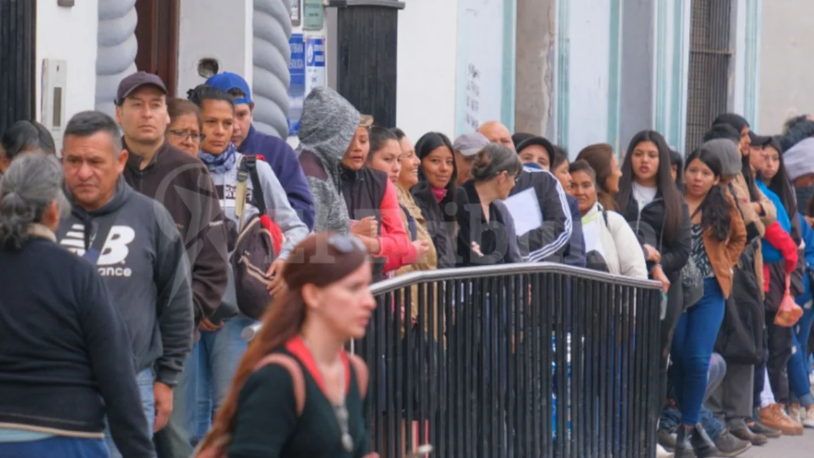 Fila interminable en Anses por el IFE