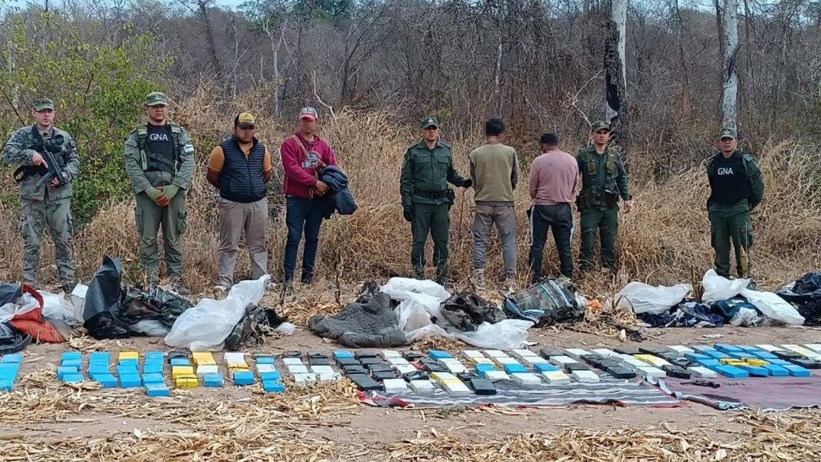Narcos mochileros en Salta: secuestro de armas, una camioneta y otros detalles del operativo