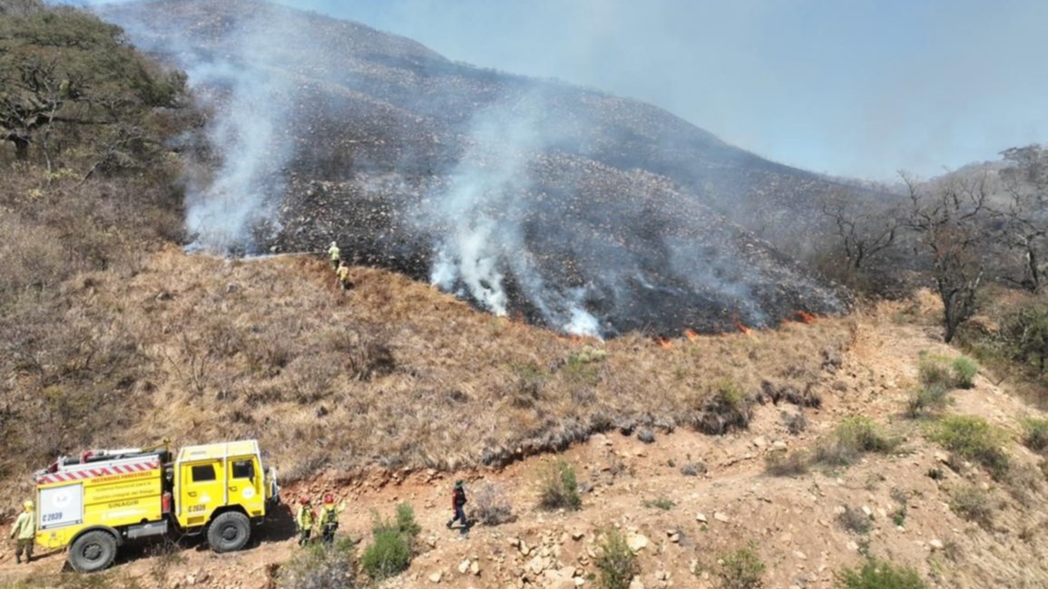 Importante operativo para sofocar dos incendios forestales en Vaqueros