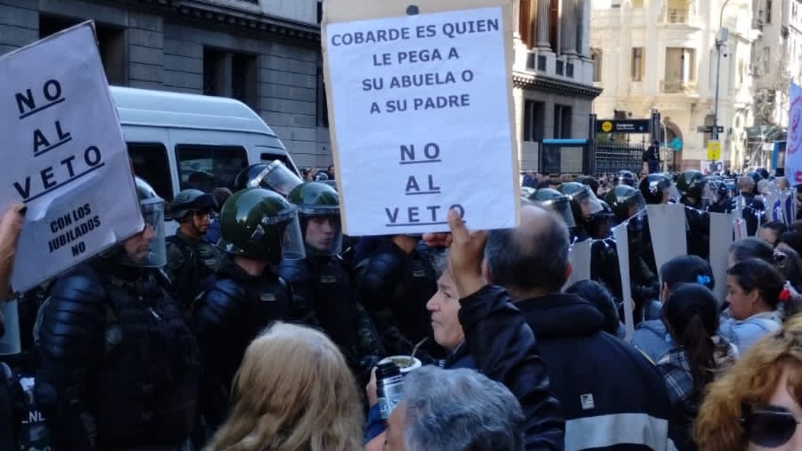 VIDEO. Violencia y represión contra los jubilados que marcharon contra el veto de Milei a la reforma previsional 