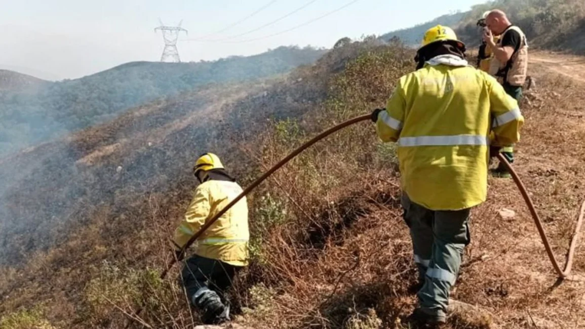  Dos incendios controlados en cerros de Vaqueros
