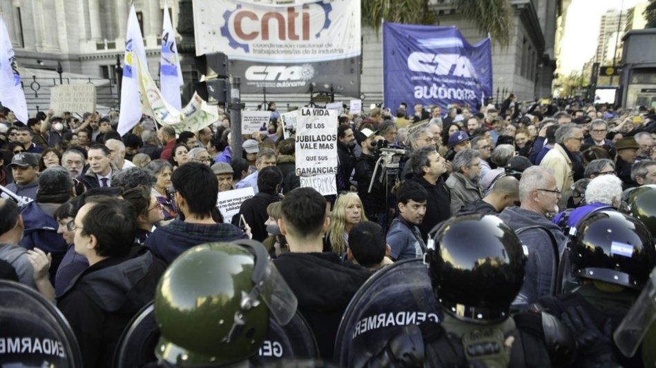Incidentes en la marcha por el veto a la ley jubilatoria: 27 heridos y 2 detenidos