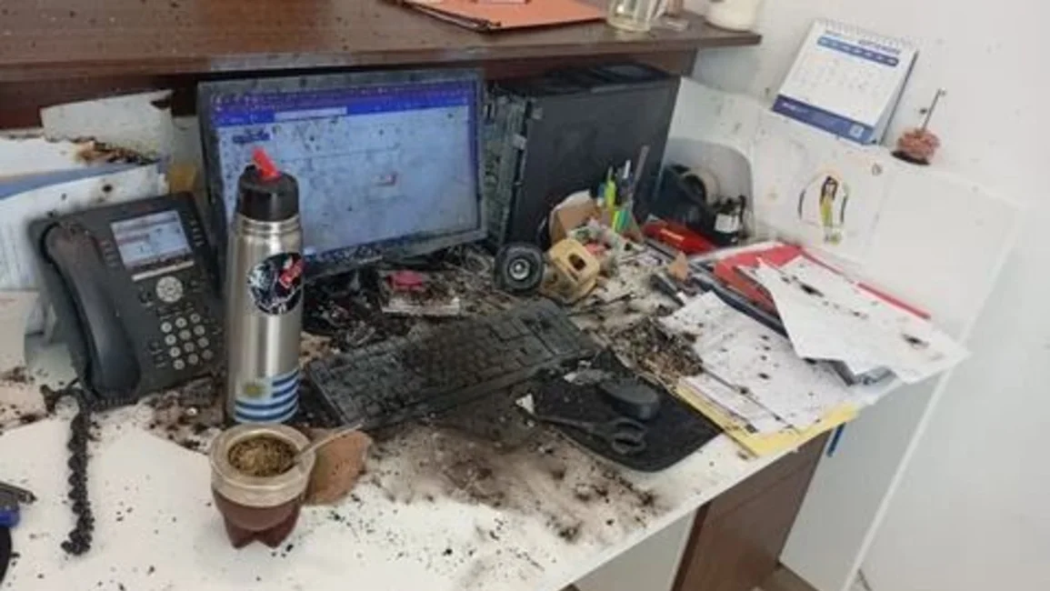 Así quedó la oficina donde explotó el paquete sospechoso enviado a Pino en La Rural Así quedó la oficina donde explotó el paquete sospechoso enviado a Pino en La Rural