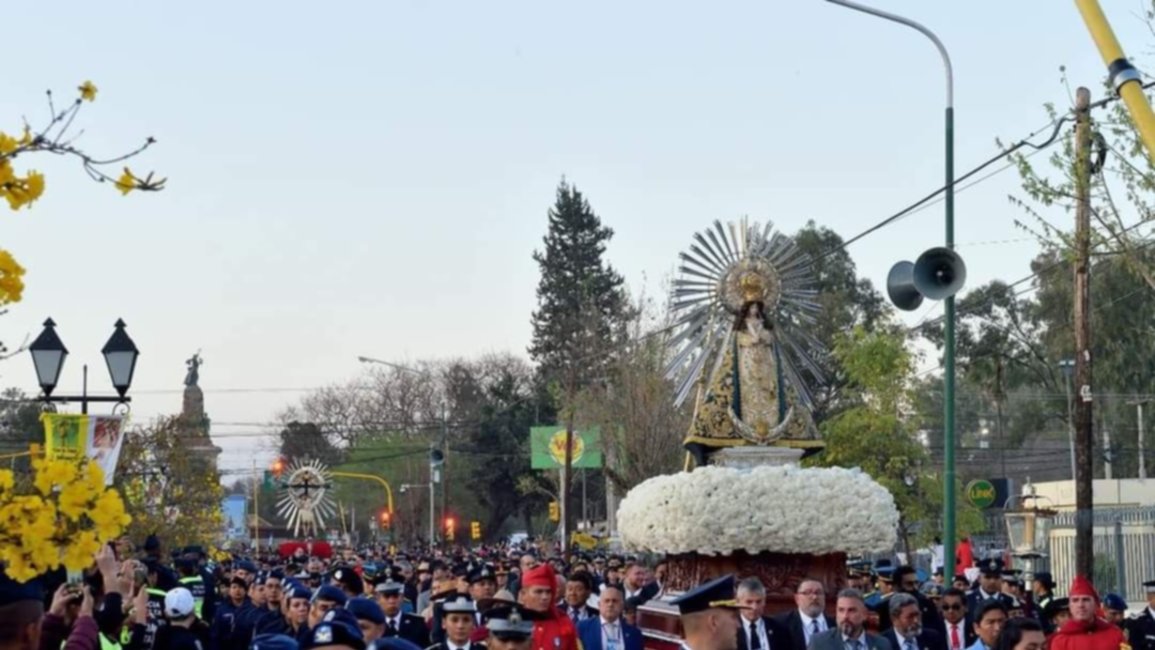 Milagro para el Mundo: quiénes son los hombres que cargan las imágenes del Señor y la Virgen durante la procesión