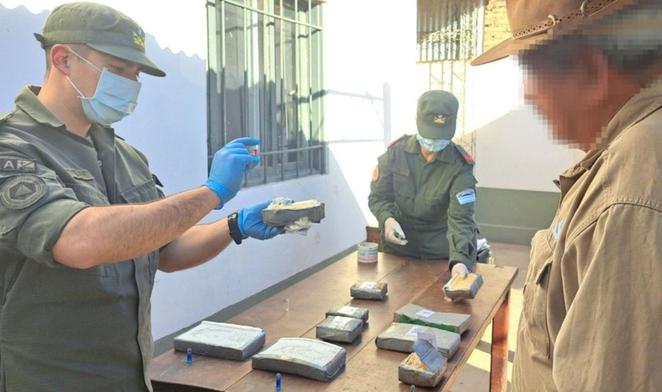 Narcotráfico en Salta: Gendarmería controló dos camionetas y descubrió que en sus neumáticos estaban rellenos con 110 kilos de cocaína