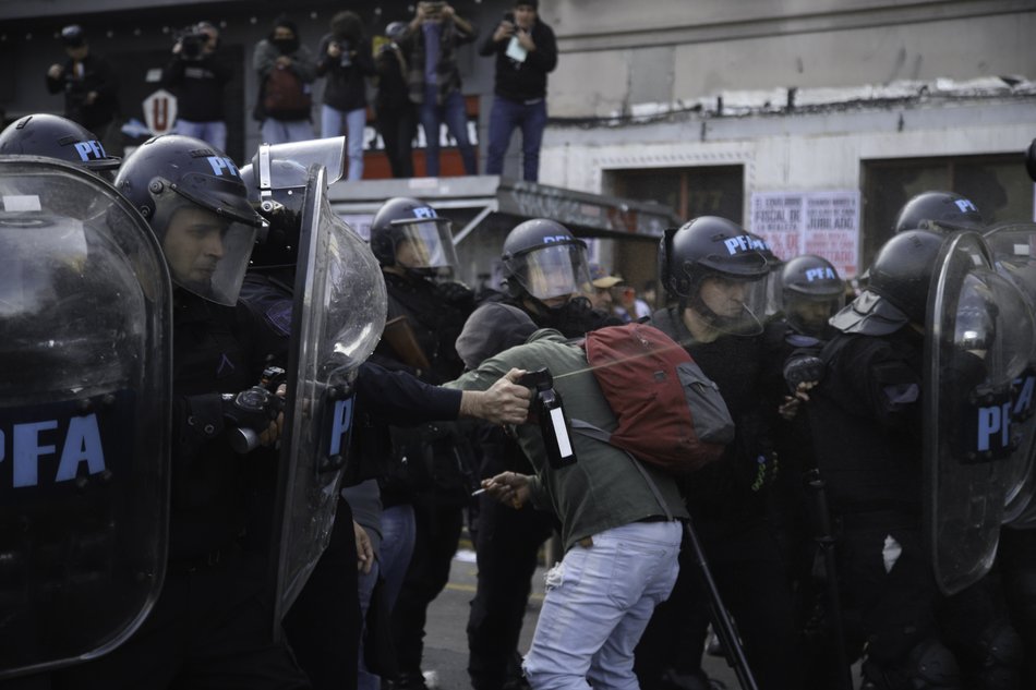 Tras la confirmación del veto a la reforma jubilatoria se registraron incidentes frente al Congreso