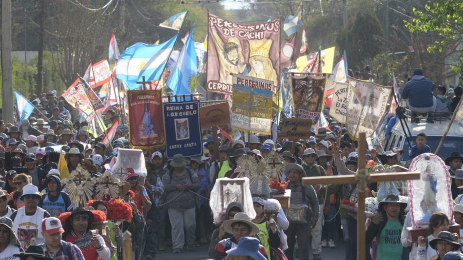 VIDEOS. Más de 5 mil peregrinos de Cachi llegan a Cerrillos, para rezar al pie de los Santos Patronos