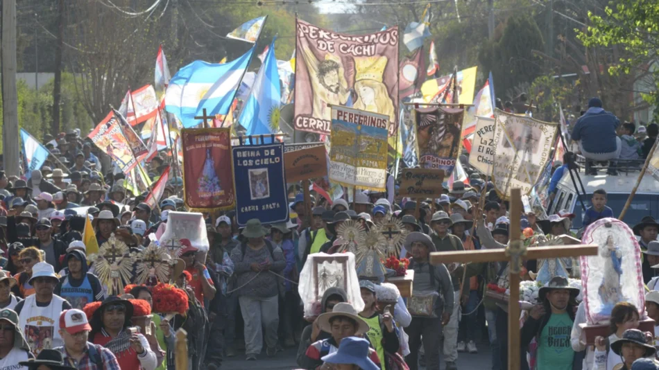VIDEOS. Más de 5 mil peregrinos de Cachi llegan a Cerrillos, para rezar al pie de los Santos Patronos