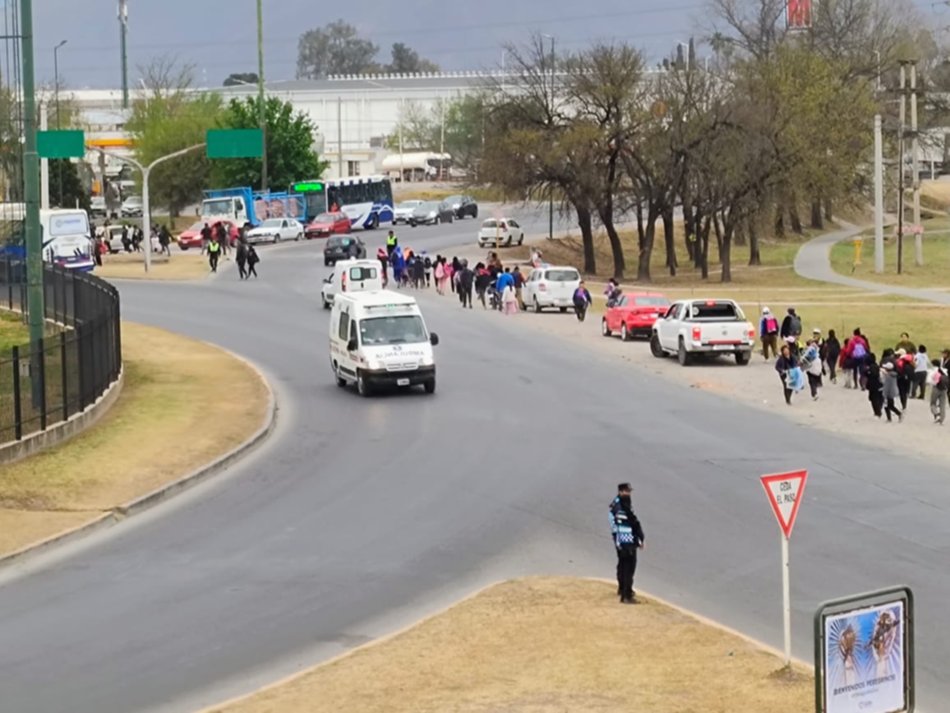 Un niño peregrino se lesionó con un carro de sonido y la ambulancia debió ingresar en contramano para asistirlo