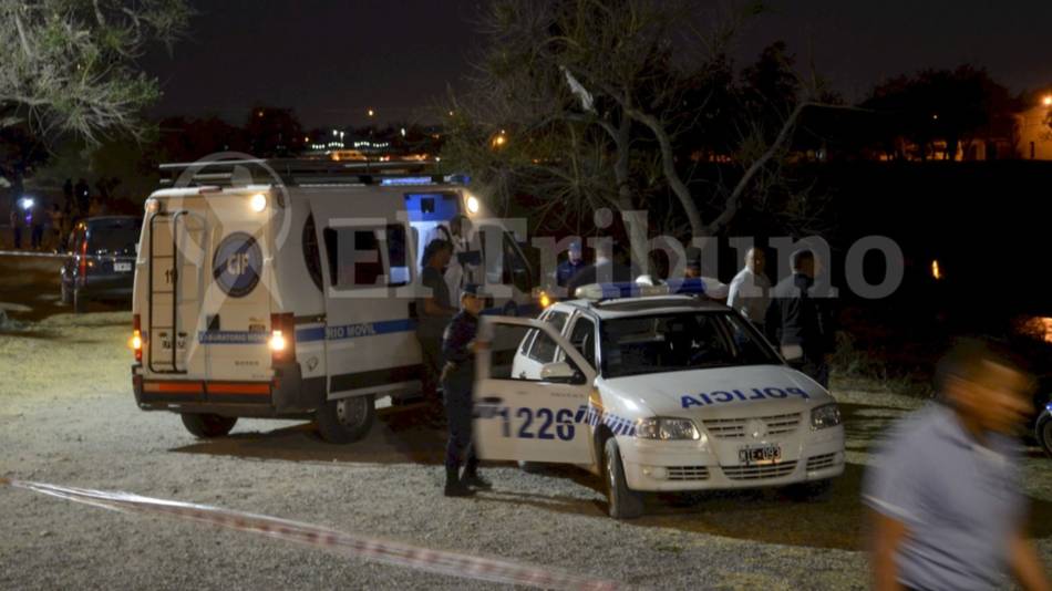 FOTOS. Tragedia en el barrio Santa Lucía: encontraron el cuerpo de una mujer debajo del puente 