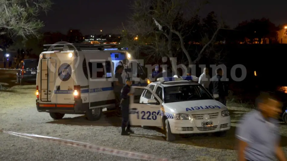 FOTOS. Tragedia en el barrio Santa Lucía: encontraron el cuerpo de una mujer debajo del puente 