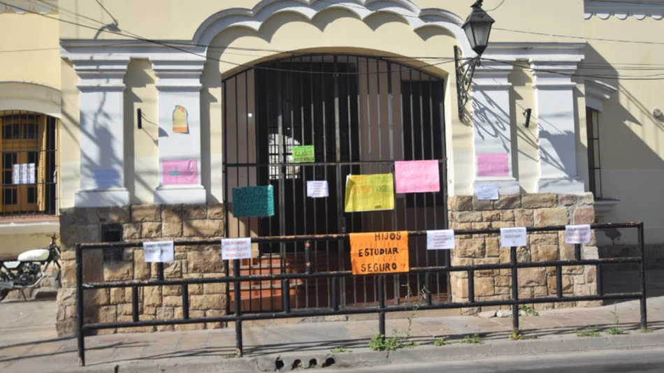 Los padres de los alumnos de la Escuela Sarmiento se manifestaron hoy en el establecimiento educativo