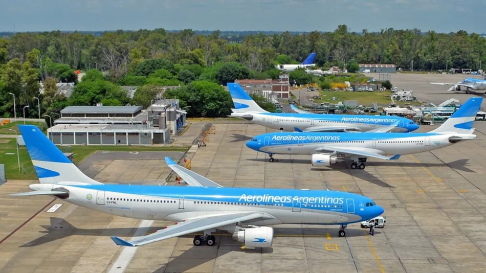 El Gobierno inició tratativas con empresas latinoamericanas para que se hagan cargo de Aerolíneas