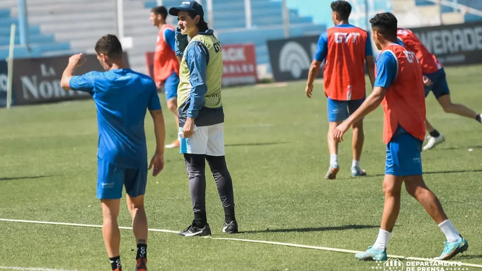 Gimnasia y Tiro, con demora y el once definido