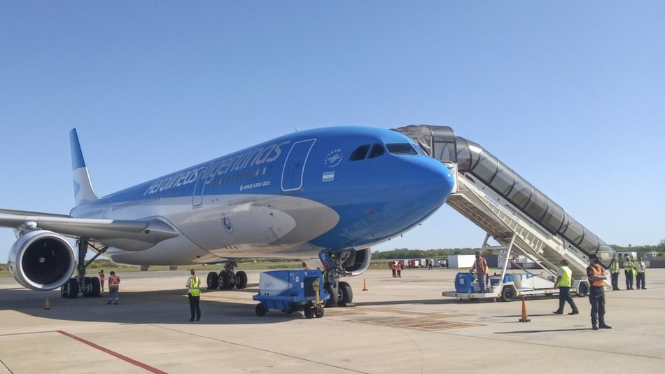 Negocian ceder vuelos de Aerolíneas a otras empresas ante posibles paros