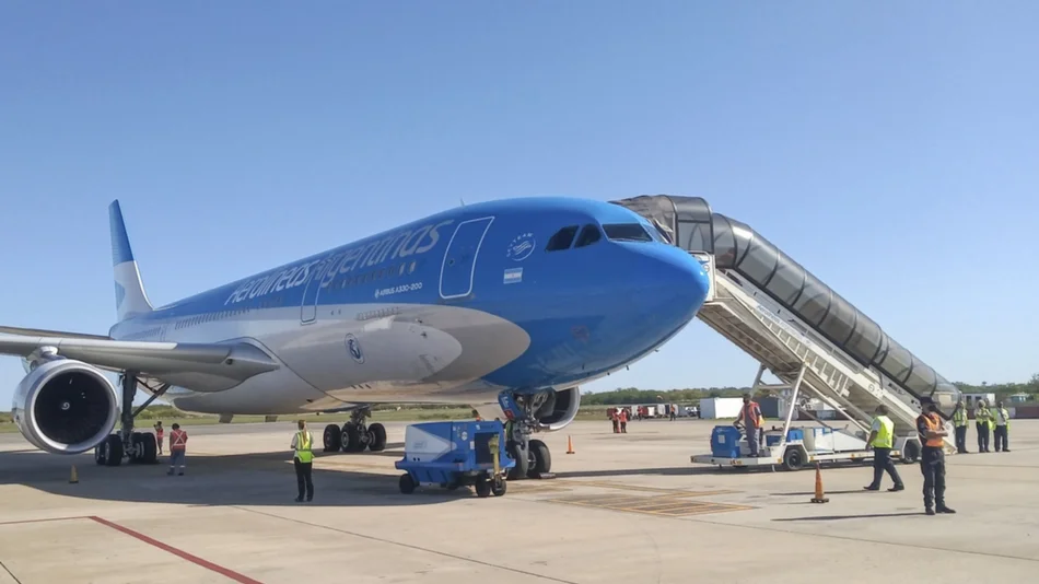 Negocian ceder vuelos de Aerolíneas a otras empresas ante posibles paros