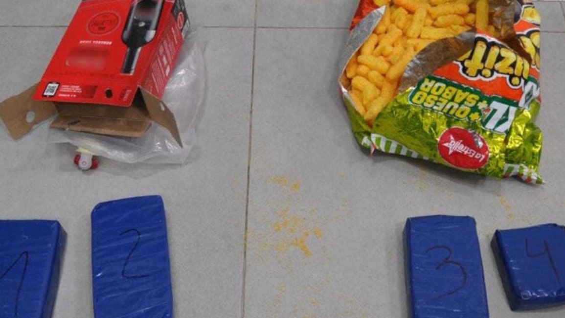  Llevaba cocaína en una caja de vino y bolsa de "chizitos"