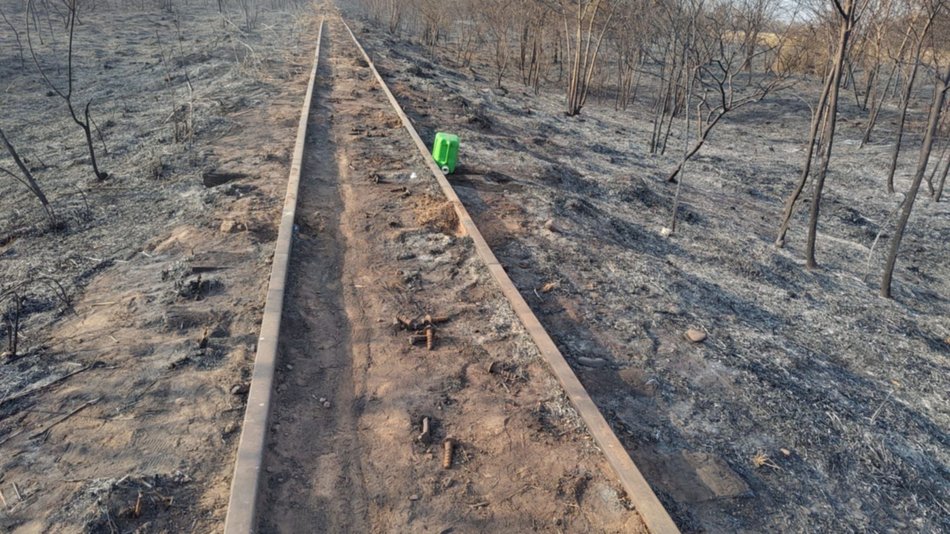 Fueron sorprendidos robando rieles de las vías del tren en Coronel Cornejo: quedaron imputados y  con prisión preventiva 