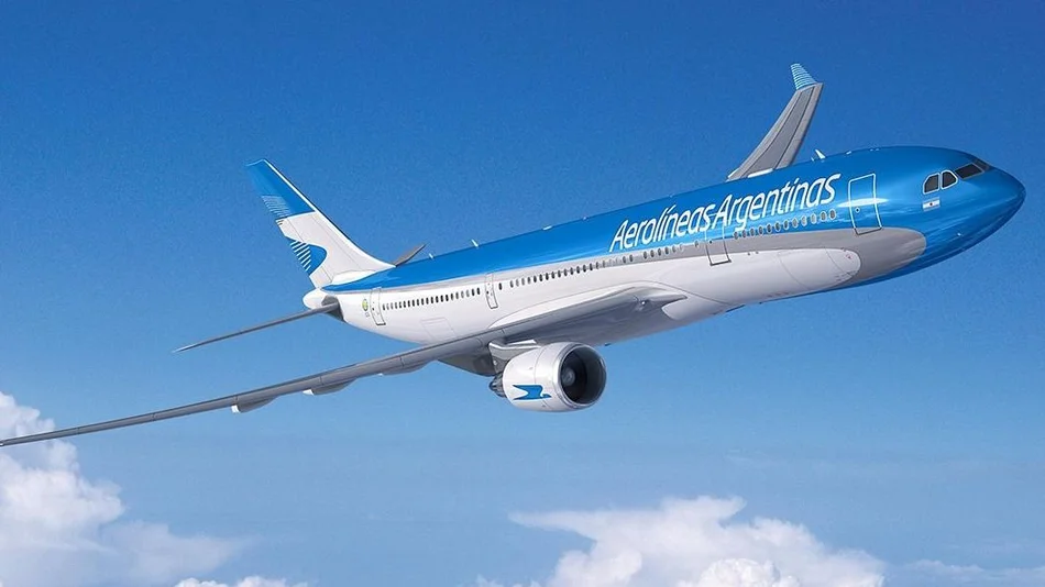 El Gobierno presiona por la privatización de Aerolíneas Argentinas y advierte sobre un posible cierre