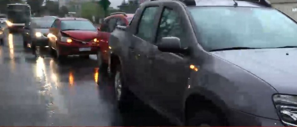 Un choque en cadena bajo la lluvia produjo un caos vehicular en la Avenida Arenales 