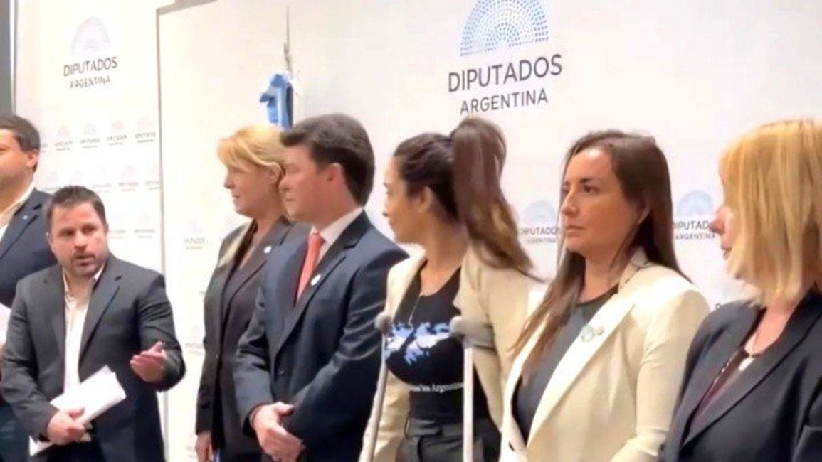 Una diputada llevó una remera de Malvinas y Tetaz le pidió que se la cubra para "no ofender" a la embajadora inglesa
