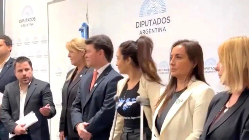 Una diputada llevó una remera de Malvinas y Tetaz le pidió que se la cubra para "no ofender" a la embajadora inglesa