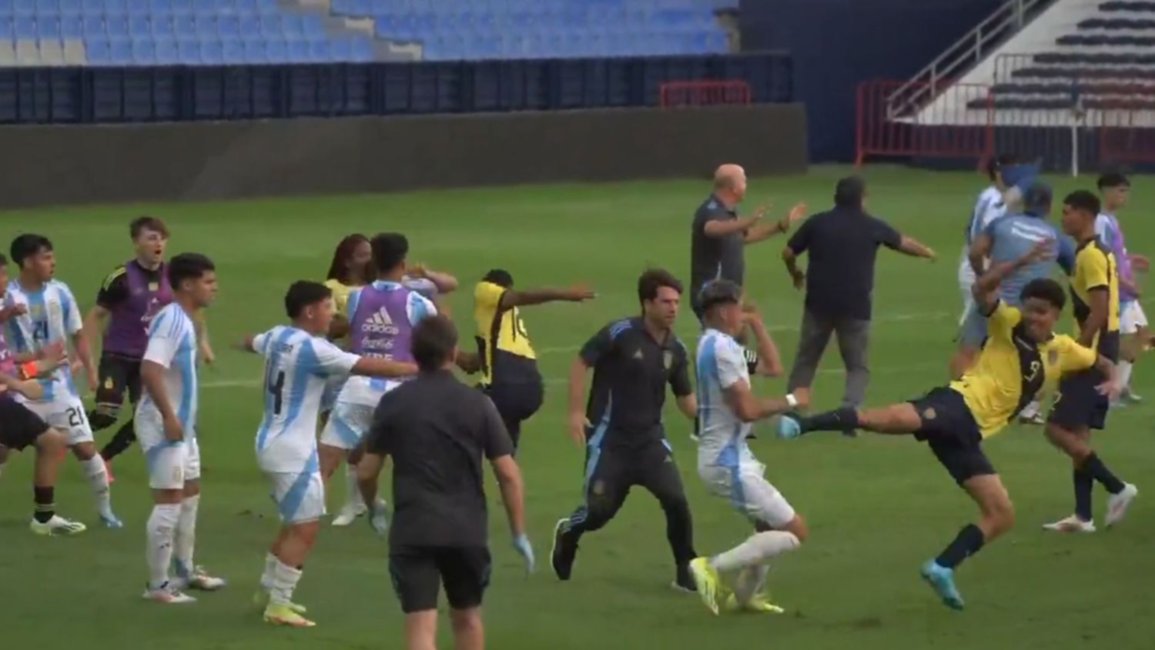 VIDEO. Un amistoso entre las selecciones sub 15 de Argentina y Ecuador se convirtió en una batalla campal